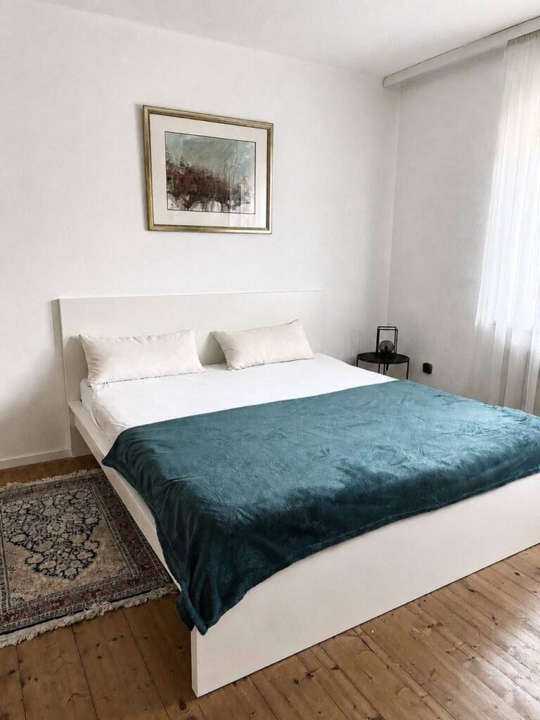 Helles Schlafzimmer mit komfortablem Doppelbett